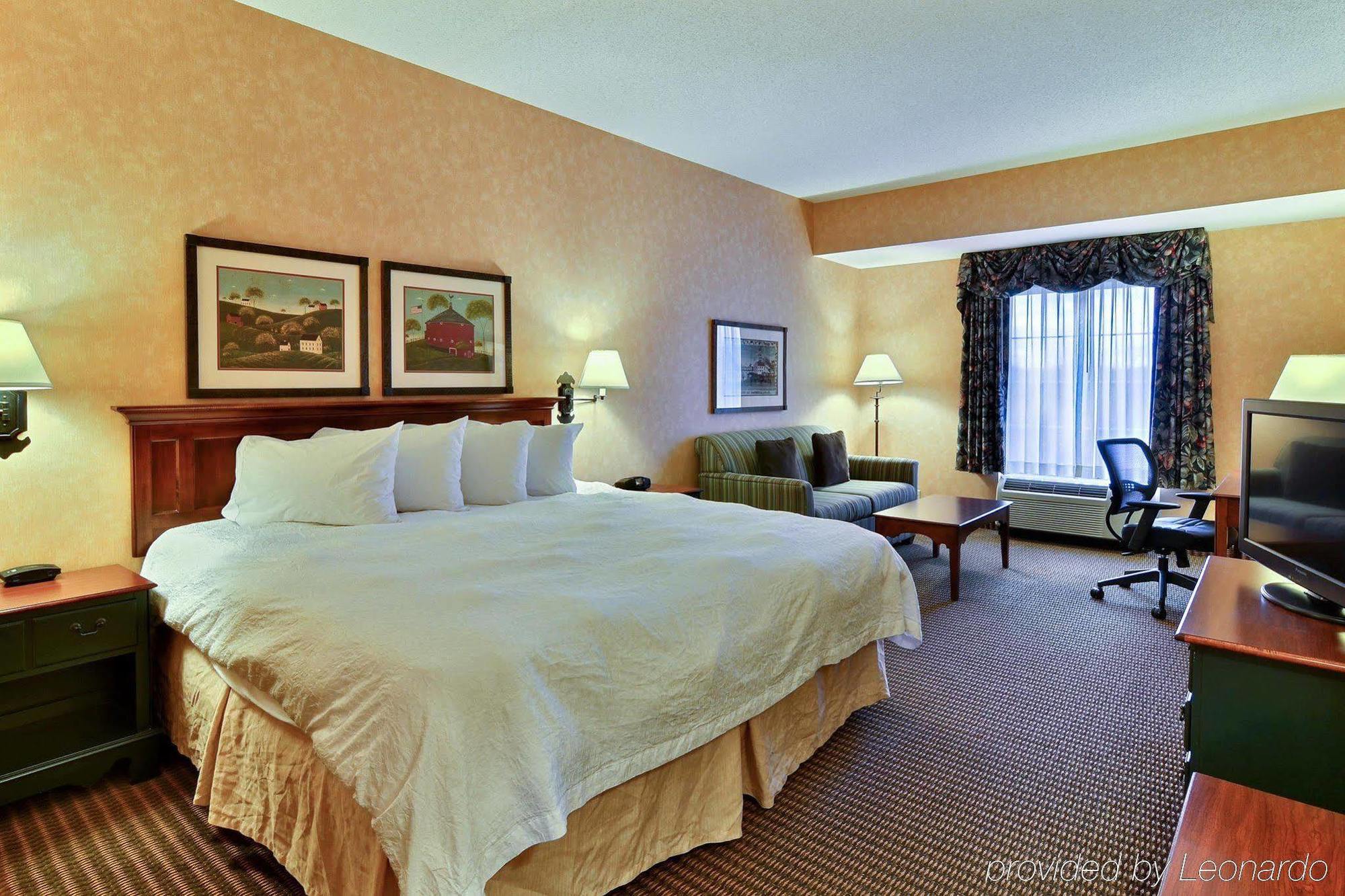 Hampton Inn & Suites State College At Williamsburg Square Esterno foto