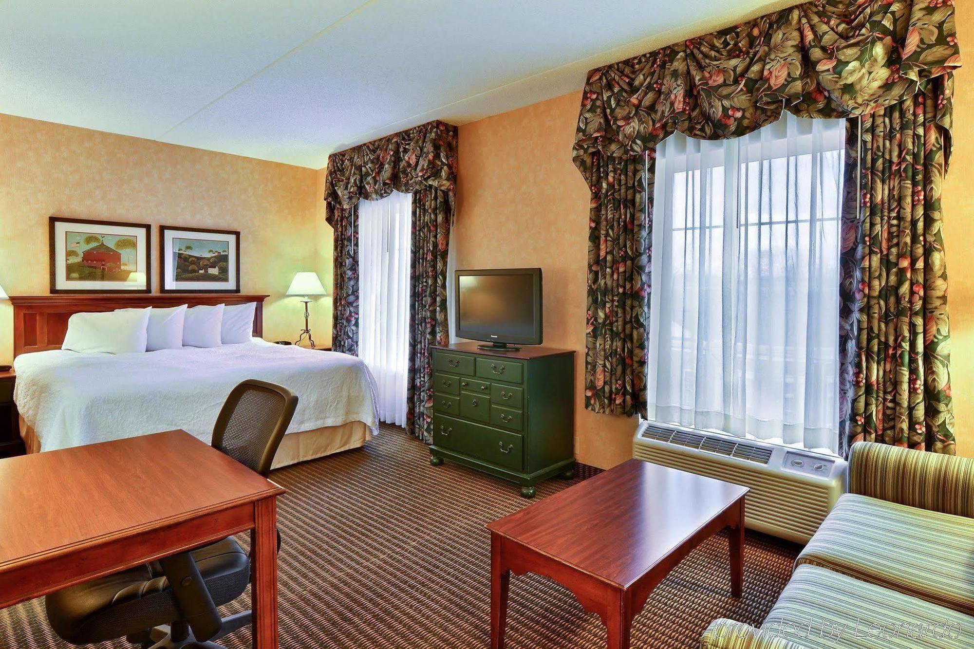 Hampton Inn & Suites State College At Williamsburg Square Esterno foto