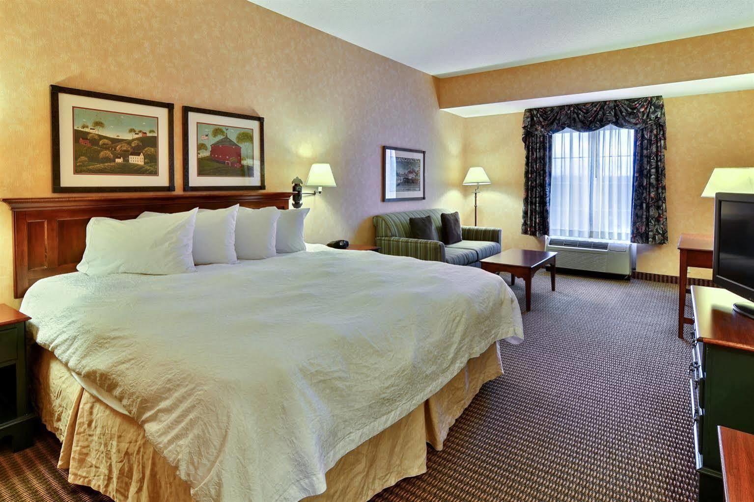 Hampton Inn & Suites State College At Williamsburg Square Esterno foto